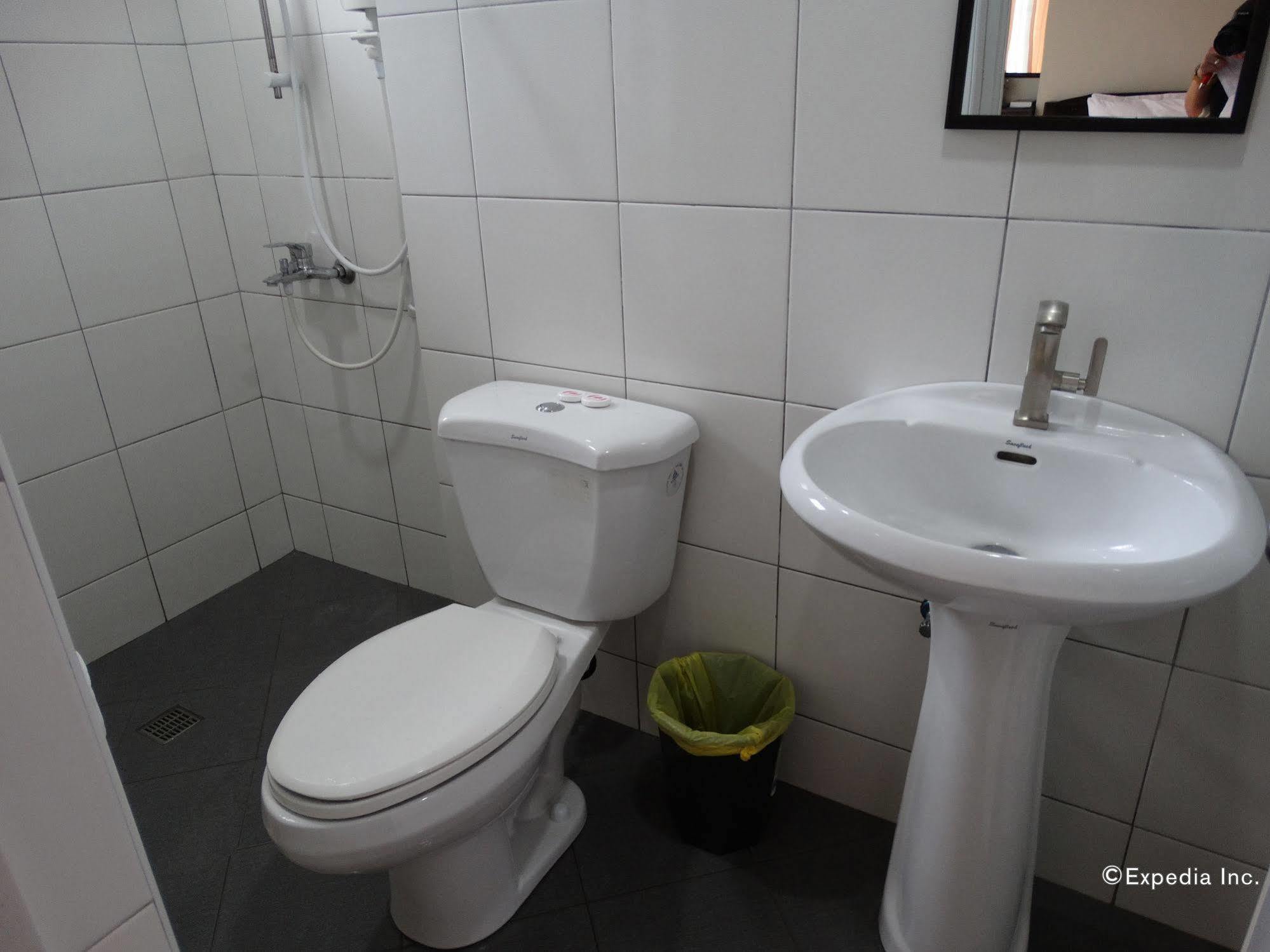 Harbour Gardens Tourist Inn Тагбиларан Сити Екстериор снимка